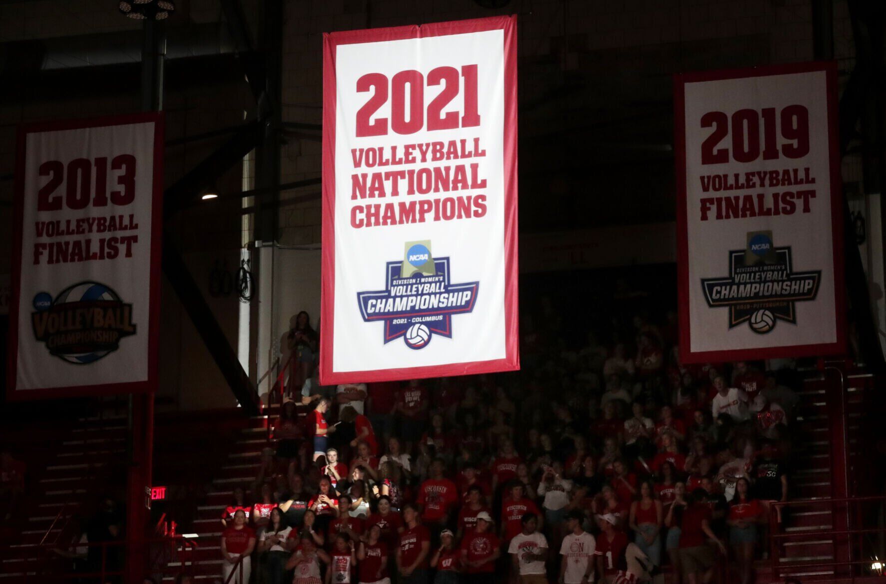 20220902-07-UWvolleyballbanner0514-09022022204243